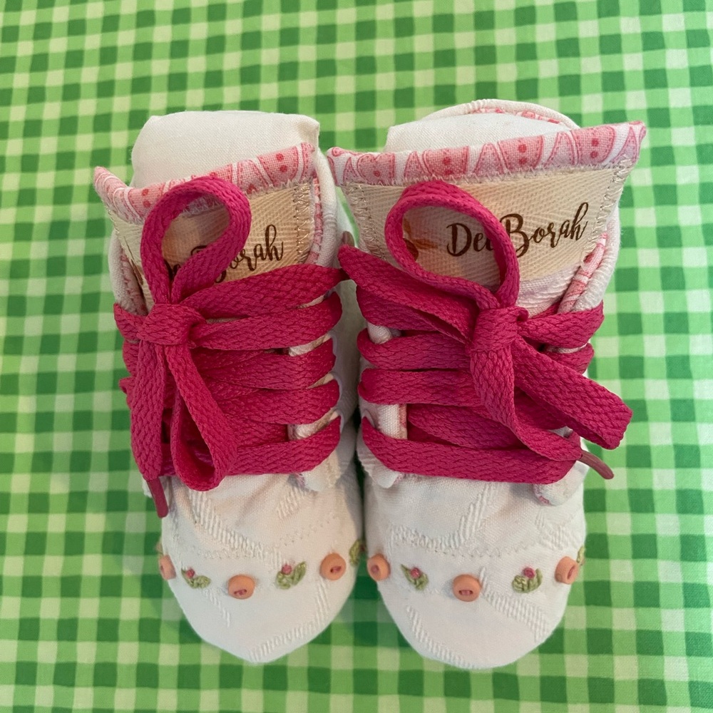 HANDMADE BABY SHOES- By DeeBorah originals, size 6 (5 inches) Infant 2-12 m.